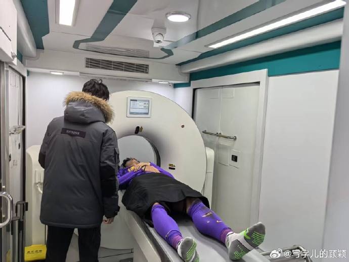 補時階段頭部被撞，天津記者：目前謝維軍正在醫(yī)院接受檢查